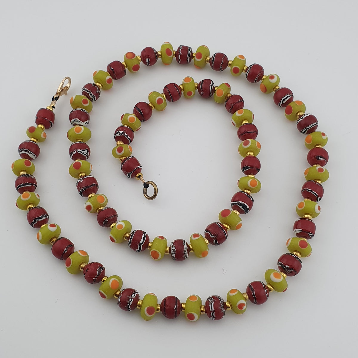 Collier Vintage en Perles de Verre de Style Vénitien Petits Yeux et Perles de Verre de Traite Rouges