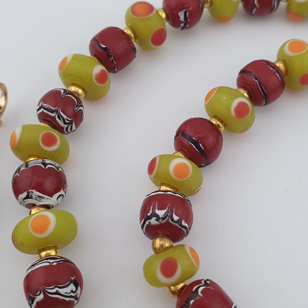 Collier Vintage en Perles de Verre de Style Vénitien Petits Yeux et Perles de Verre de Traite Rouges