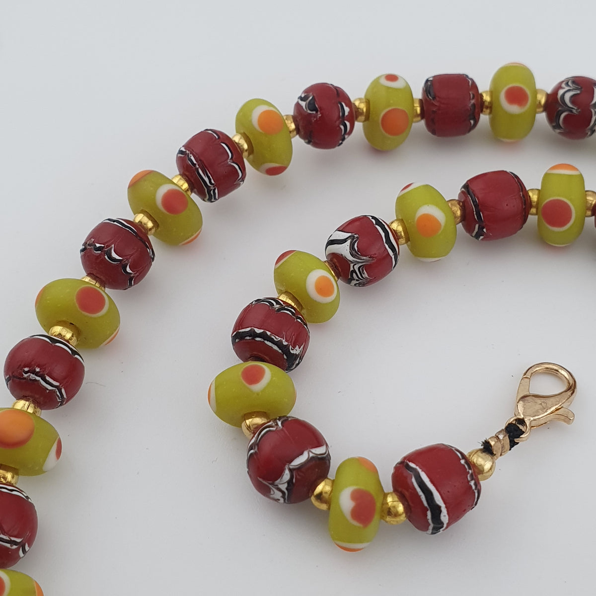 Collier Vintage en Perles de Verre de Style Vénitien Petits Yeux et Perles de Verre de Traite Rouges