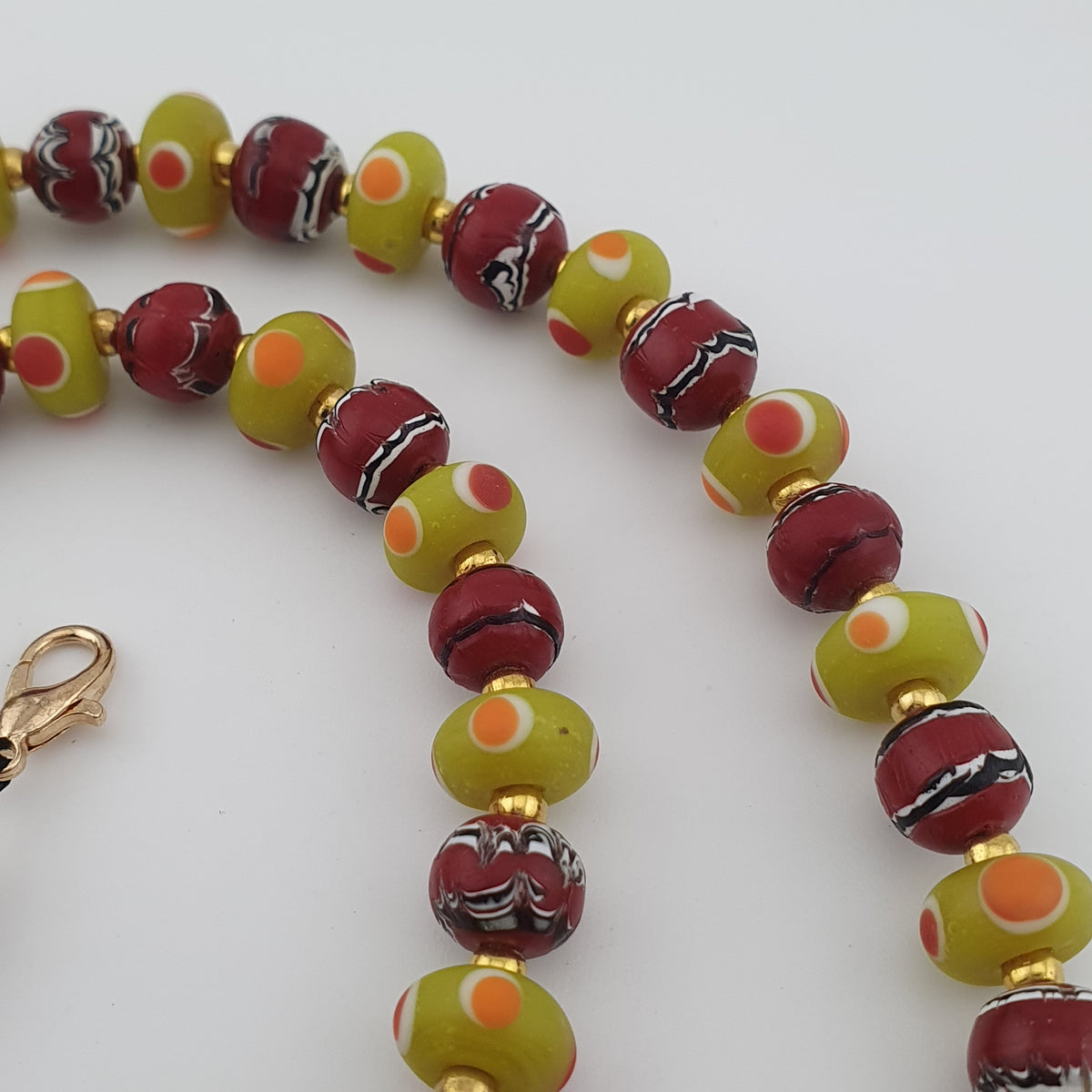 Collier Vintage en Perles de Verre de Style Vénitien Petits Yeux et Perles de Verre de Traite Rouges
