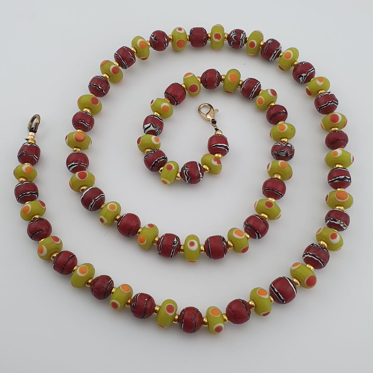 Collier Vintage en Perles de Verre de Style Vénitien Petits Yeux et Perles de Verre de Traite Rouges