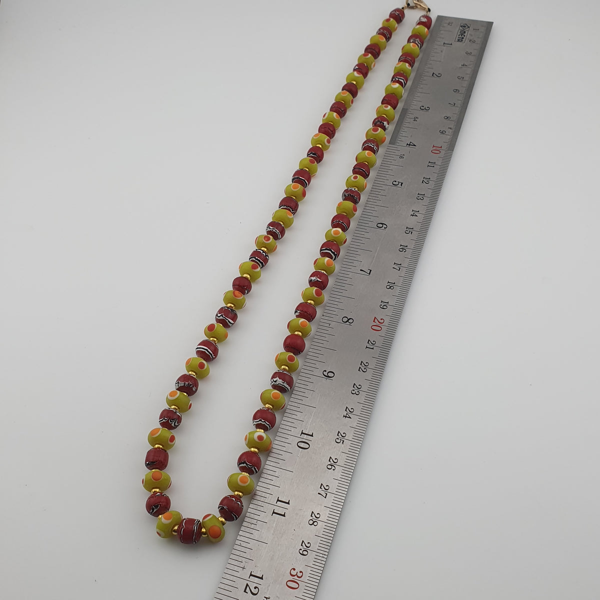 Collier Vintage en Perles de Verre de Style Vénitien Petits Yeux et Perles de Verre de Traite Rouges
