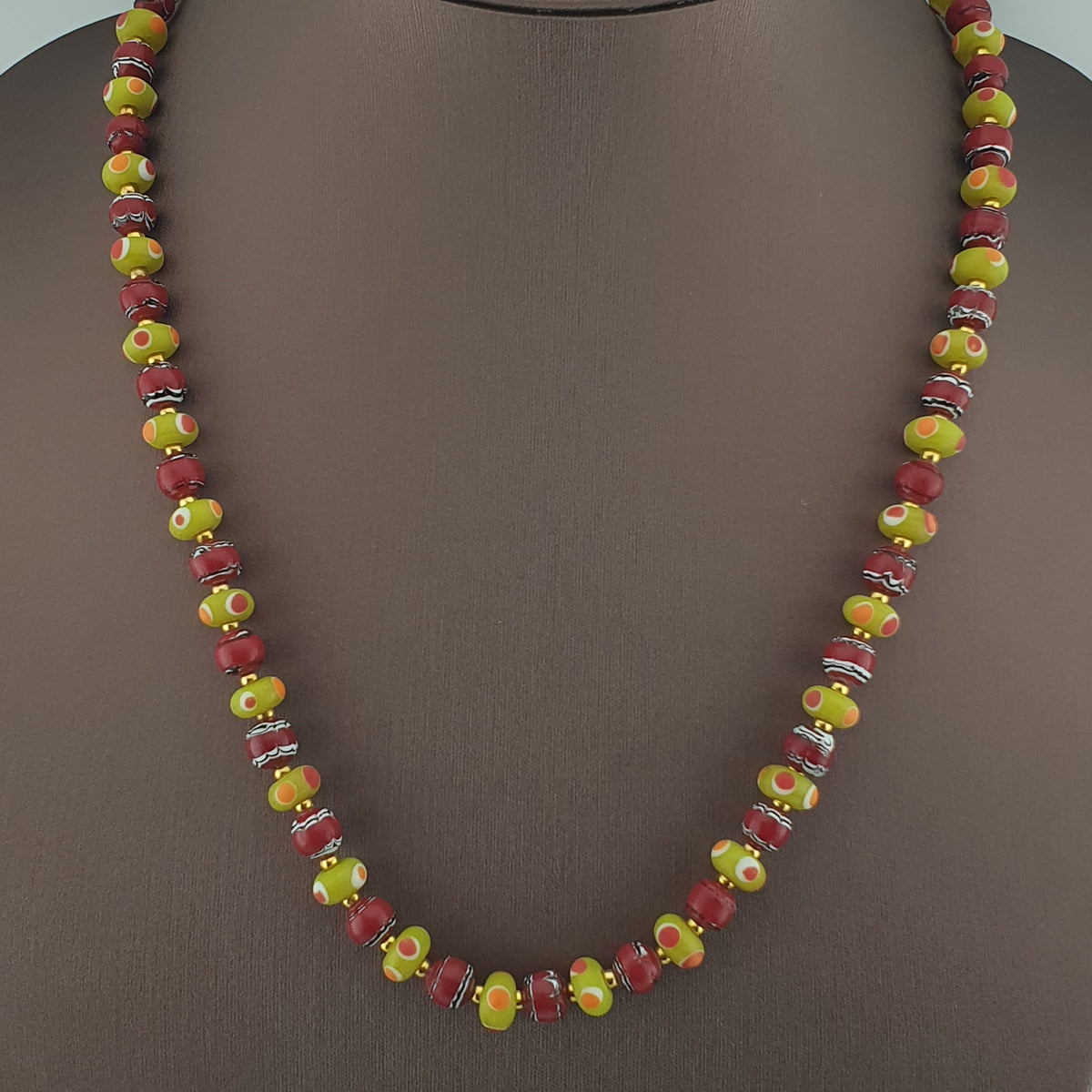Collier Vintage en Perles de Verre de Style Vénitien Petits Yeux et Perles de Verre de Traite Rouges