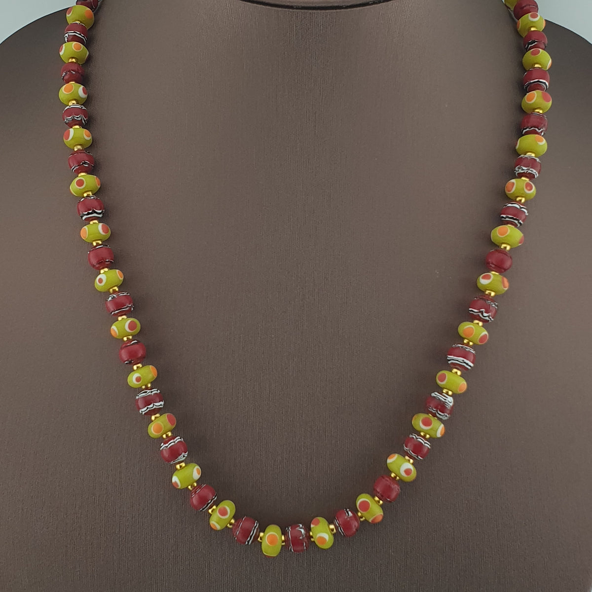 Collier Vintage en Perles de Verre de Style Vénitien Petits Yeux et Perles de Verre de Traite Rouges