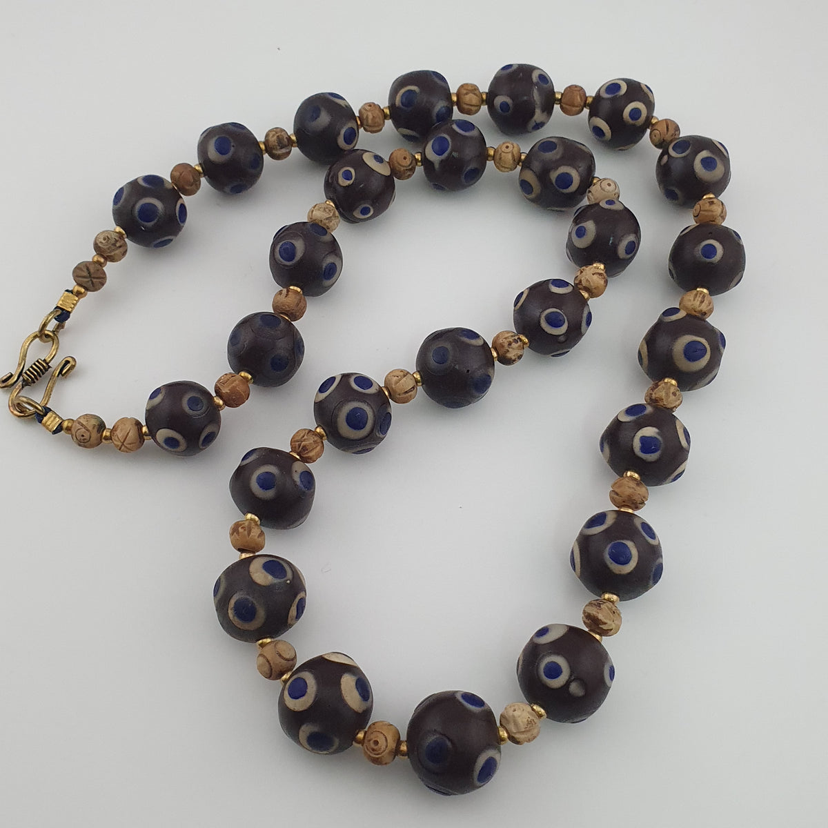 Collier ancien de perles en verre Millefiori et en os, style vénitien