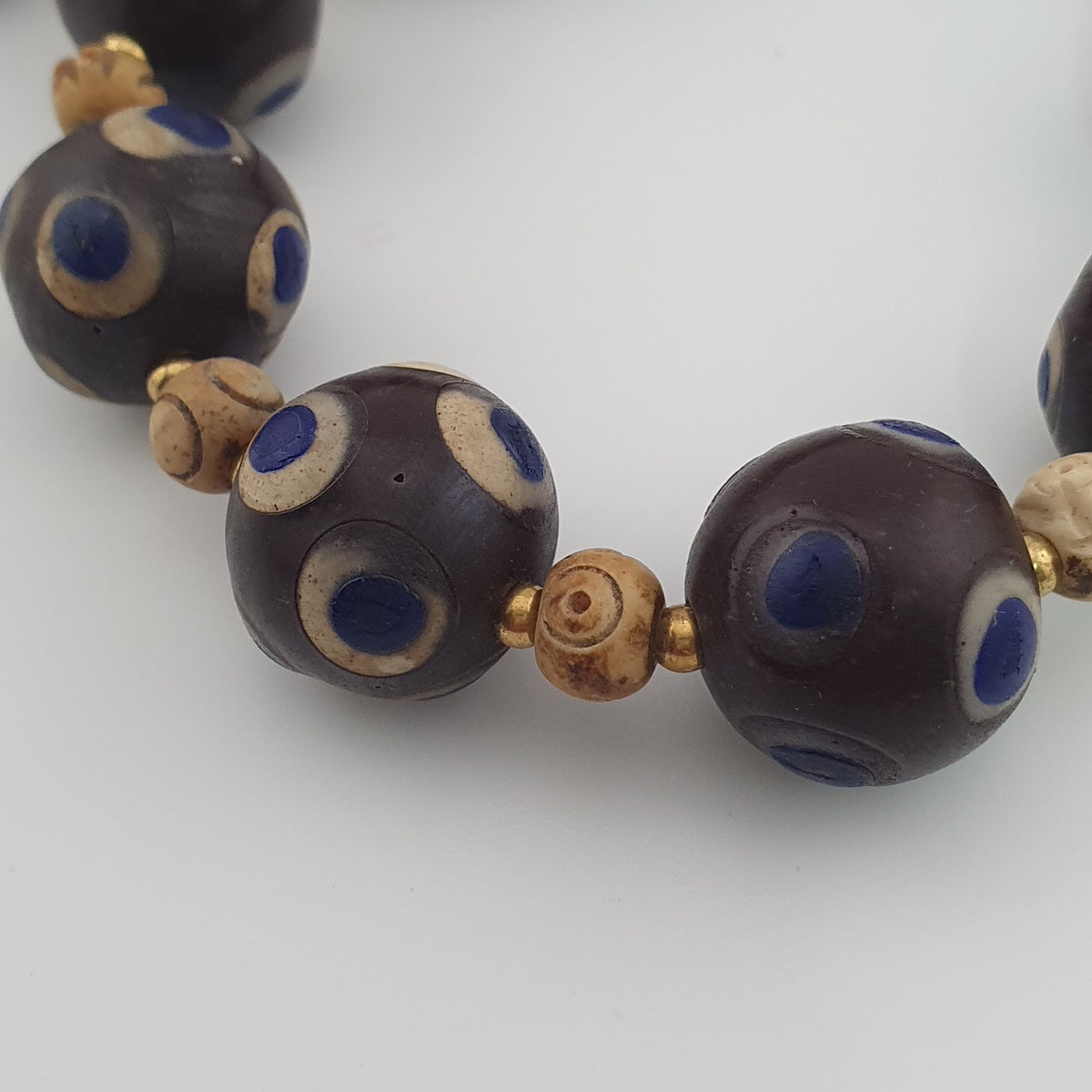 Collier ancien de perles en verre Millefiori et en os, style vénitien