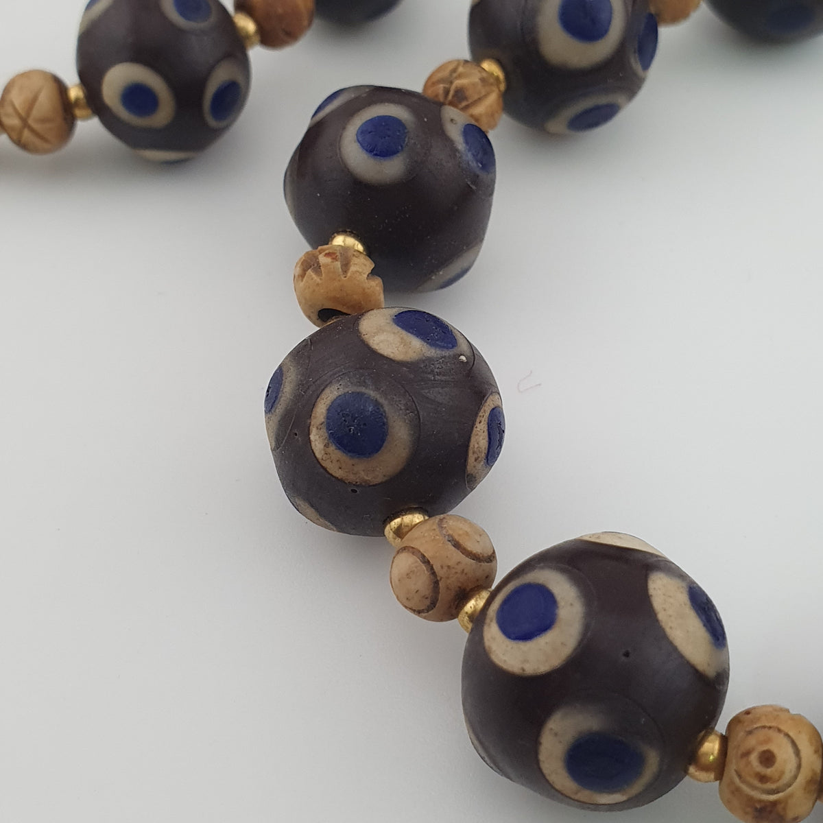 Collier ancien de perles en verre Millefiori et en os, style vénitien