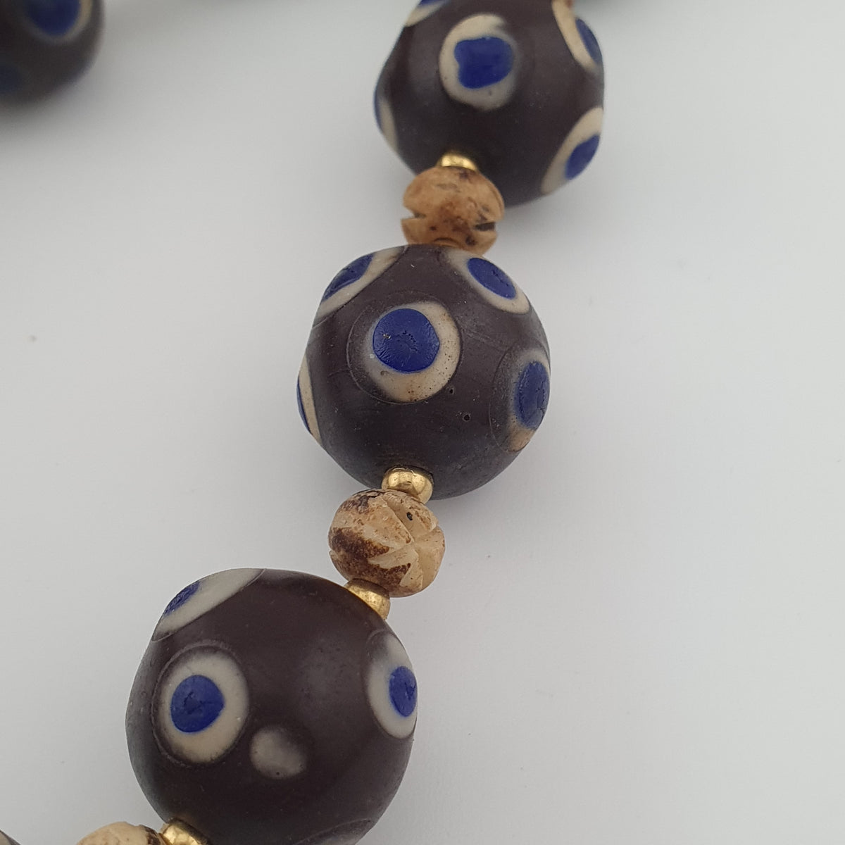 Collier ancien de perles en verre Millefiori et en os, style vénitien