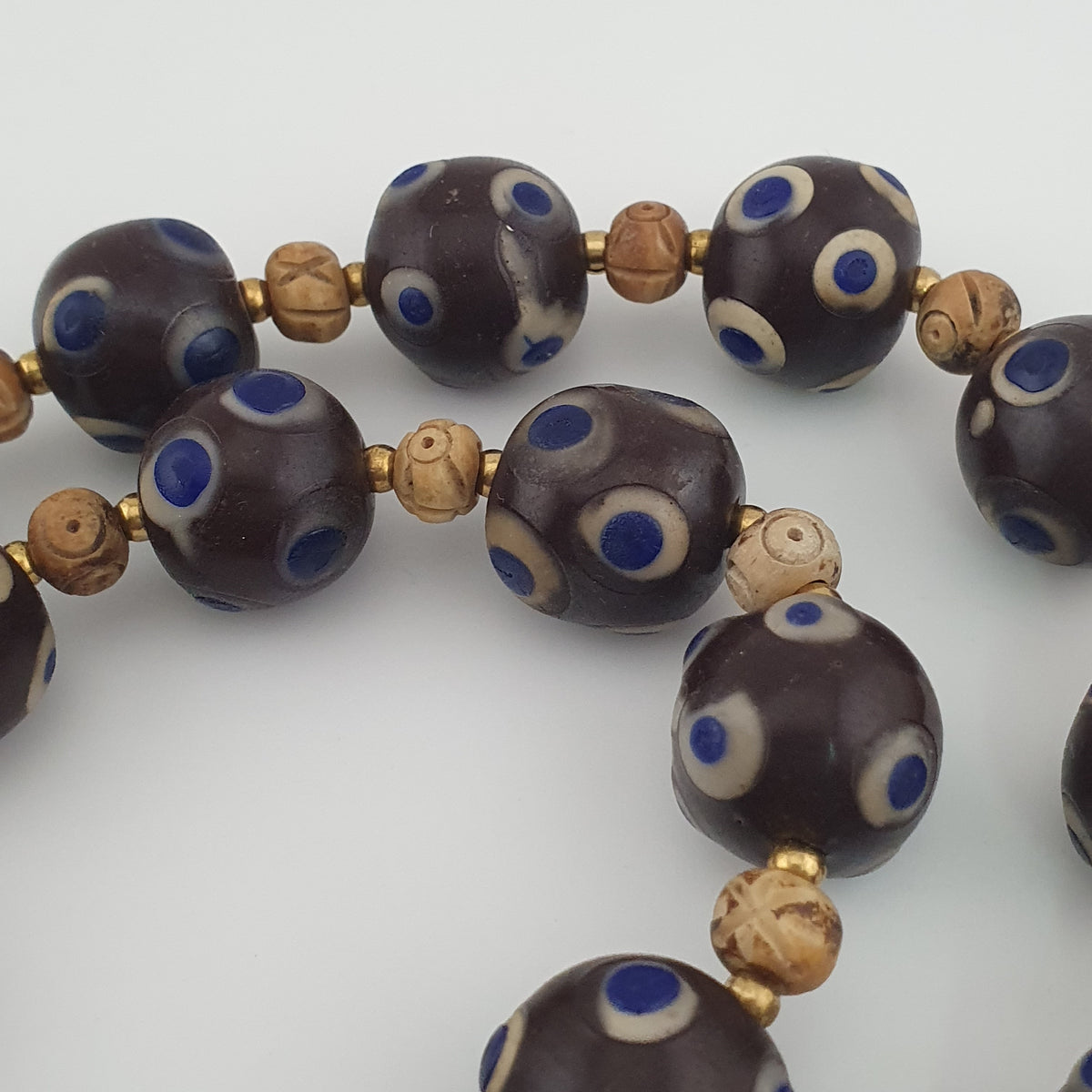 Collier ancien de perles en verre Millefiori et en os, style vénitien