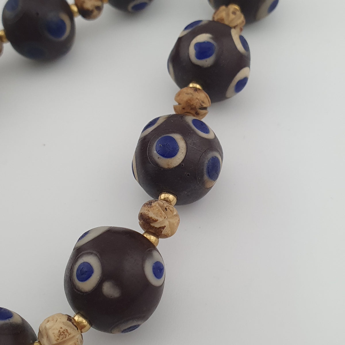 Collier ancien de perles en verre Millefiori et en os, style vénitien