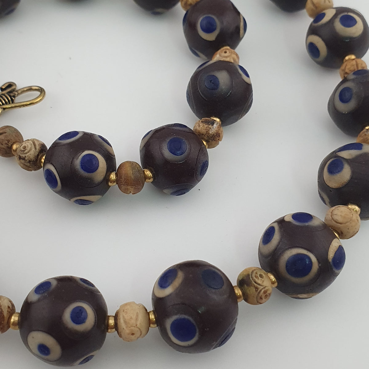 Collier ancien de perles en verre Millefiori et en os, style vénitien