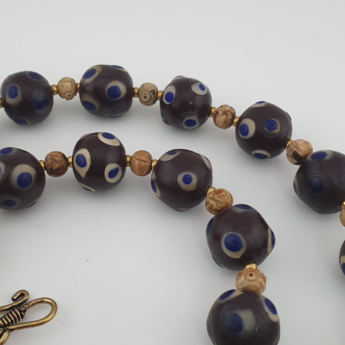 Collier ancien de perles en verre Millefiori et en os, style vénitien