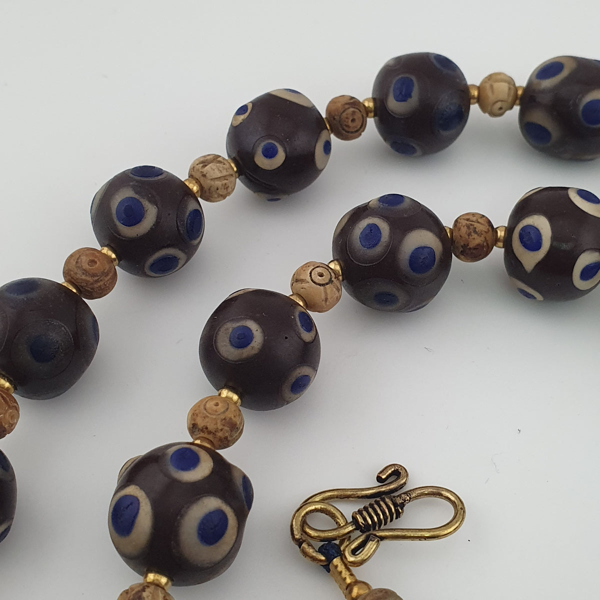 Collier ancien de perles en verre Millefiori et en os, style vénitien