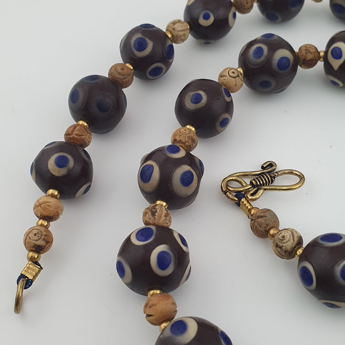 Collier ancien de perles en verre Millefiori et en os, style vénitien