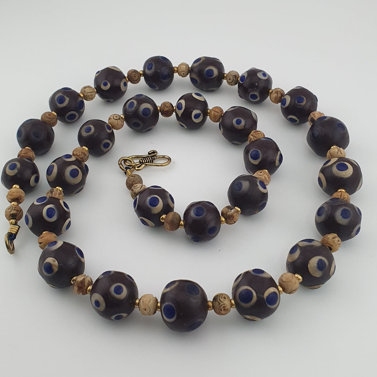 Collier ancien de perles en verre Millefiori et en os, style vénitien