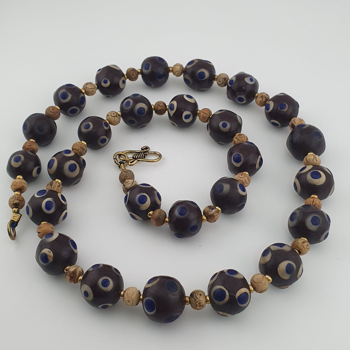 Collier ancien de perles en verre Millefiori et en os, style vénitien