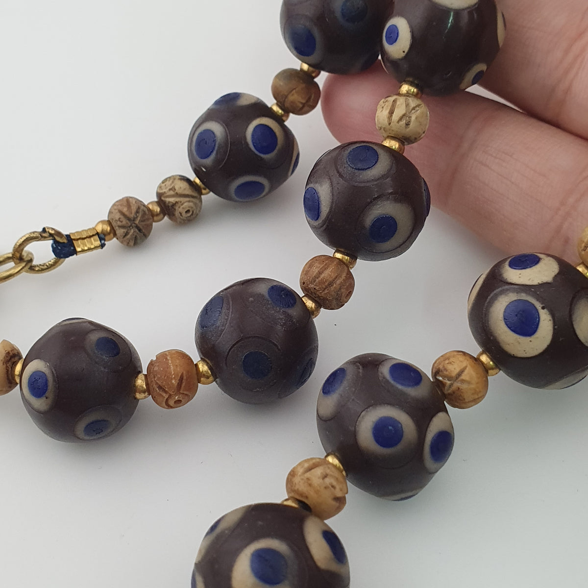 Collier ancien de perles en verre Millefiori et en os, style vénitien