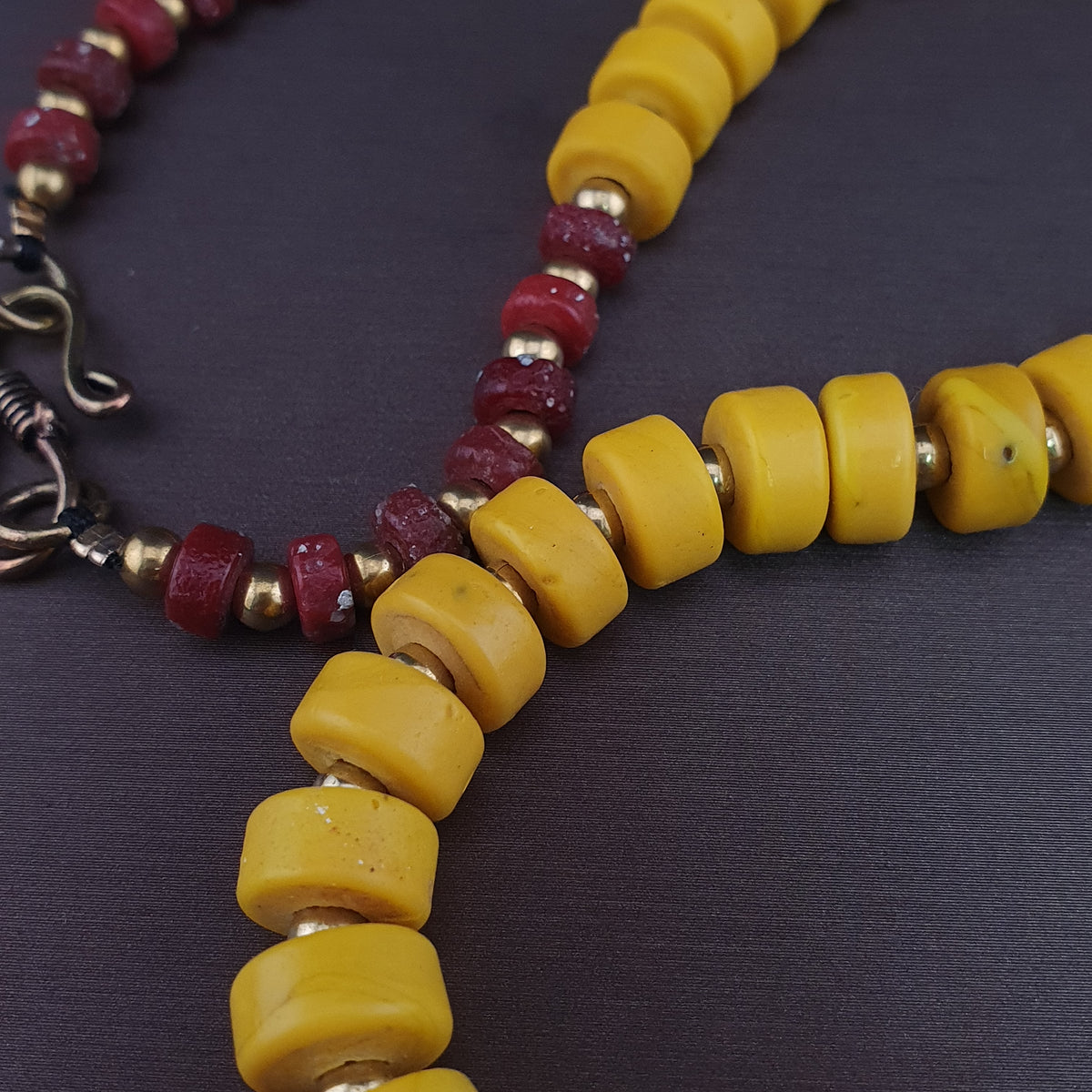 Collier de perles en verre de forme pneu jaune de style africain antique
