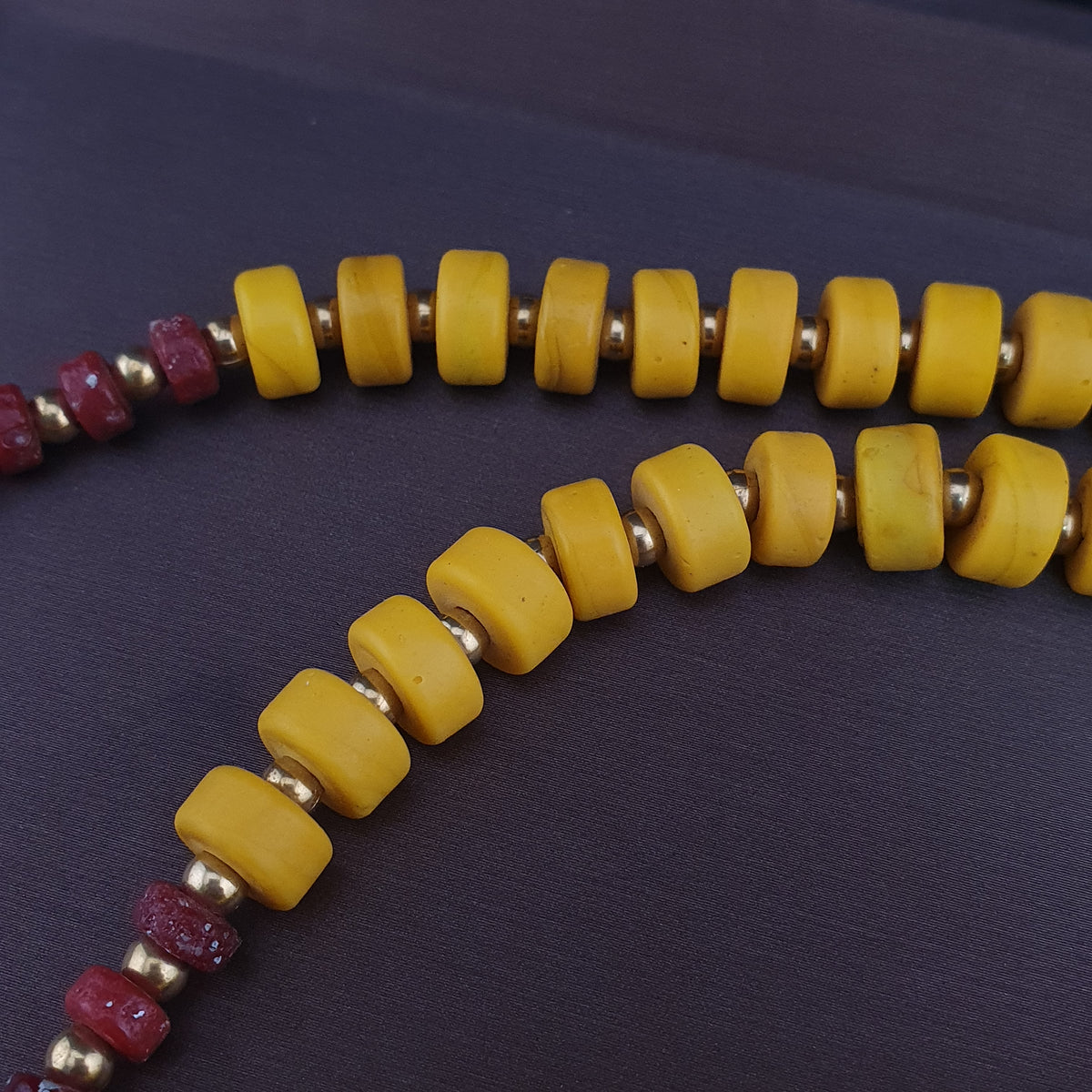 Collier de perles en verre de forme pneu jaune de style africain antique