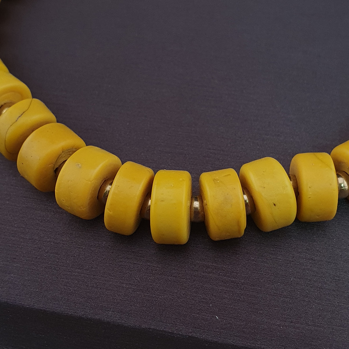 Collier de perles en verre de forme pneu jaune de style africain antique