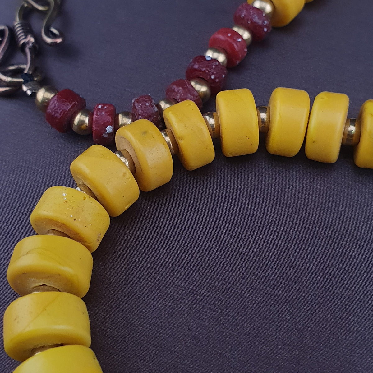 Collier de perles en verre de forme pneu jaune de style africain antique
