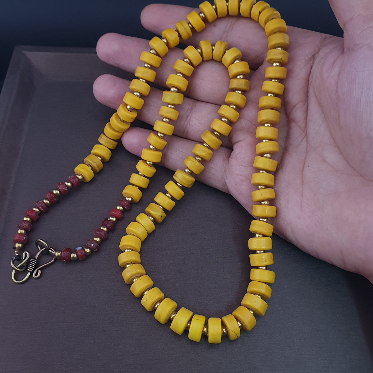 Collier de perles en verre de forme pneu jaune de style africain antique