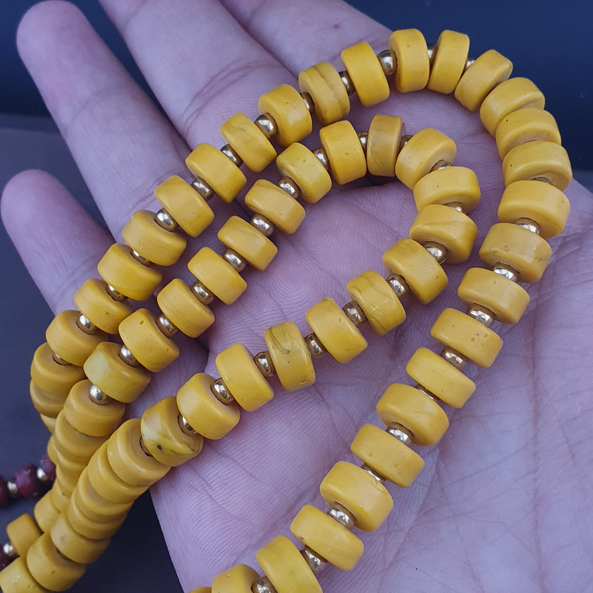 Collier de perles en verre de forme pneu jaune de style africain antique