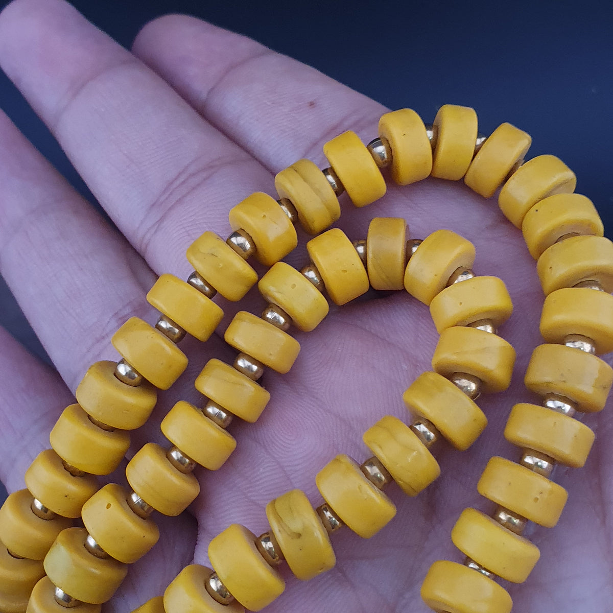 Collier de perles en verre de forme pneu jaune de style africain antique