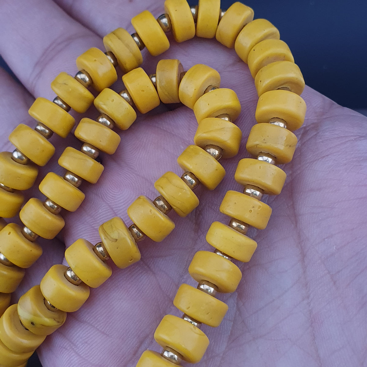 Collier de perles en verre de forme pneu jaune de style africain antique