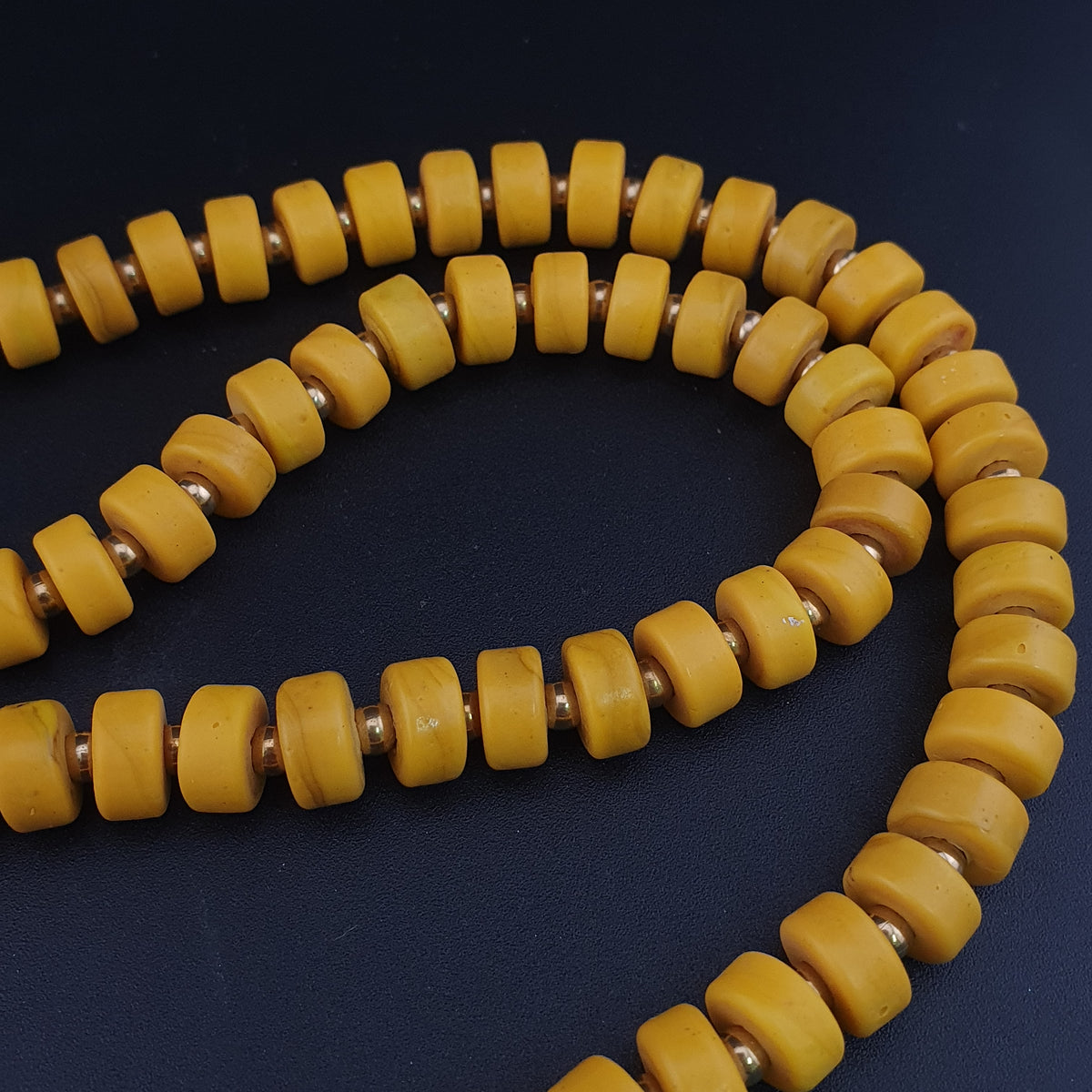 Collier de perles en verre de forme pneu jaune de style africain antique