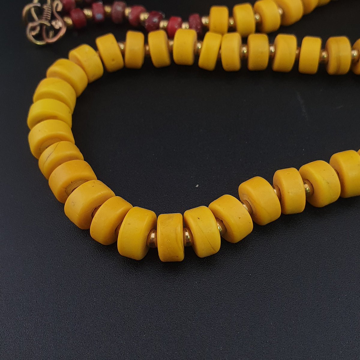 Collier de perles en verre de forme pneu jaune de style africain antique