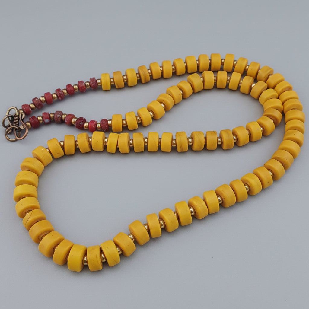 Collier de perles en verre de forme pneu jaune de style africain antique