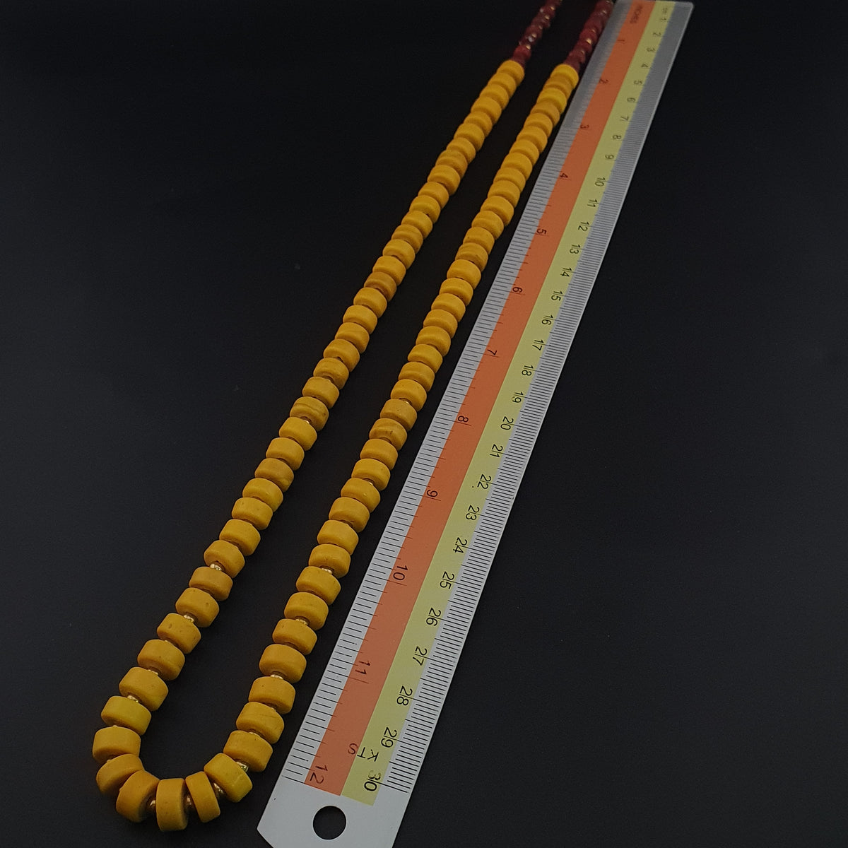 Collier de perles en verre de forme pneu jaune de style africain antique
