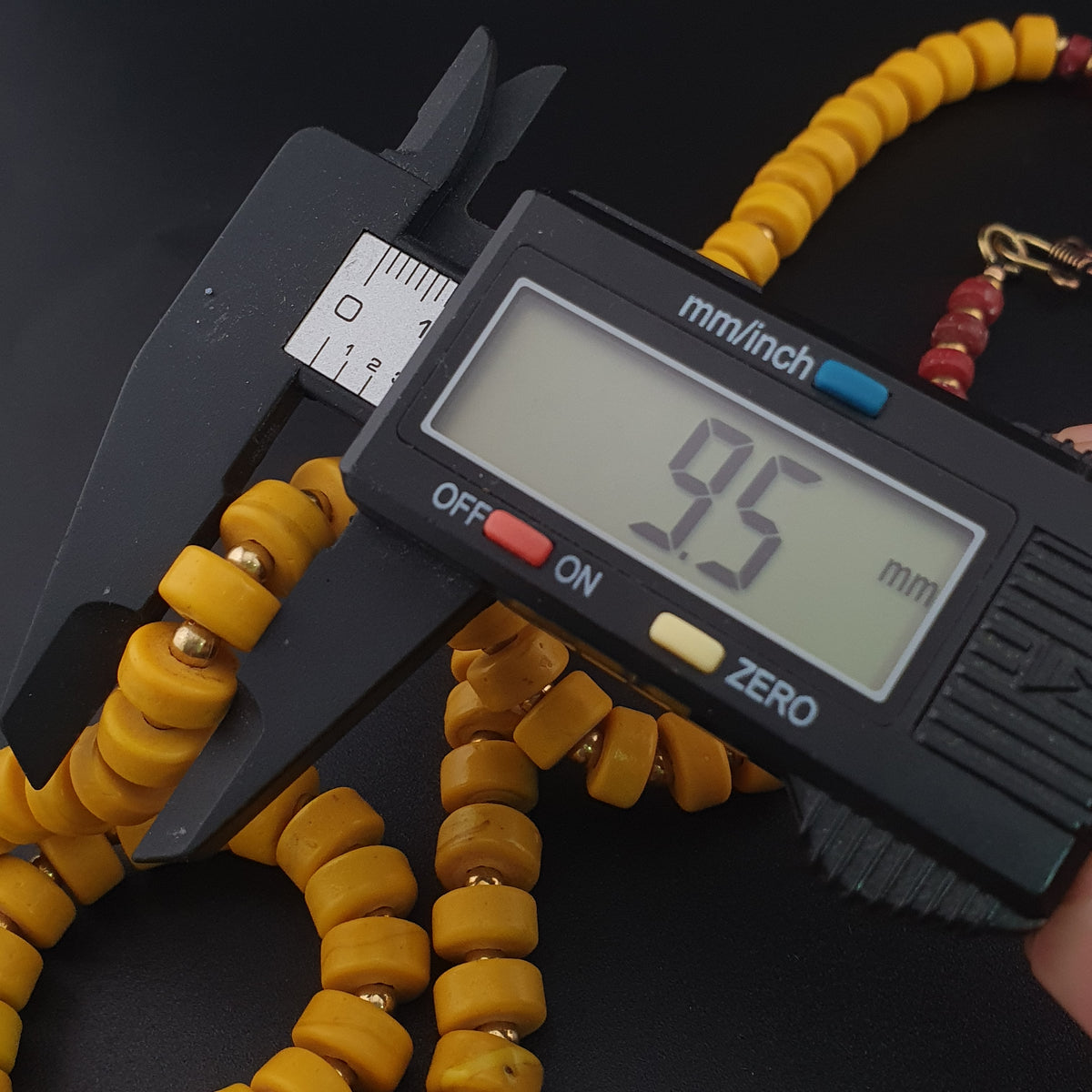 Collier de perles en verre de forme pneu jaune de style africain antique
