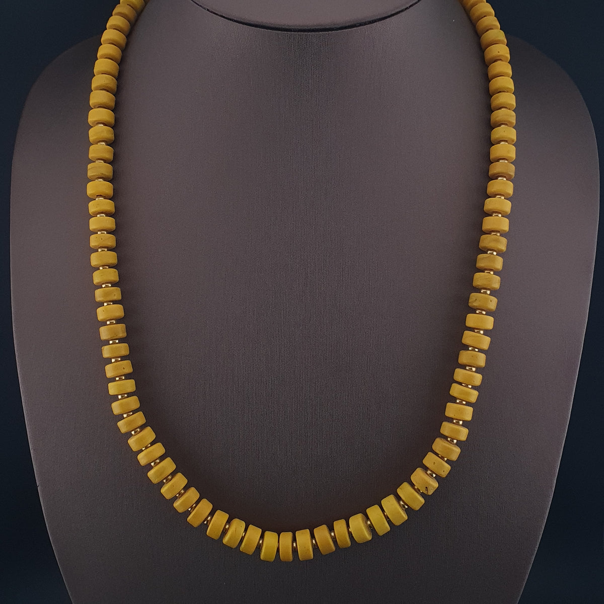 Collier de perles en verre de forme pneu jaune de style africain antique