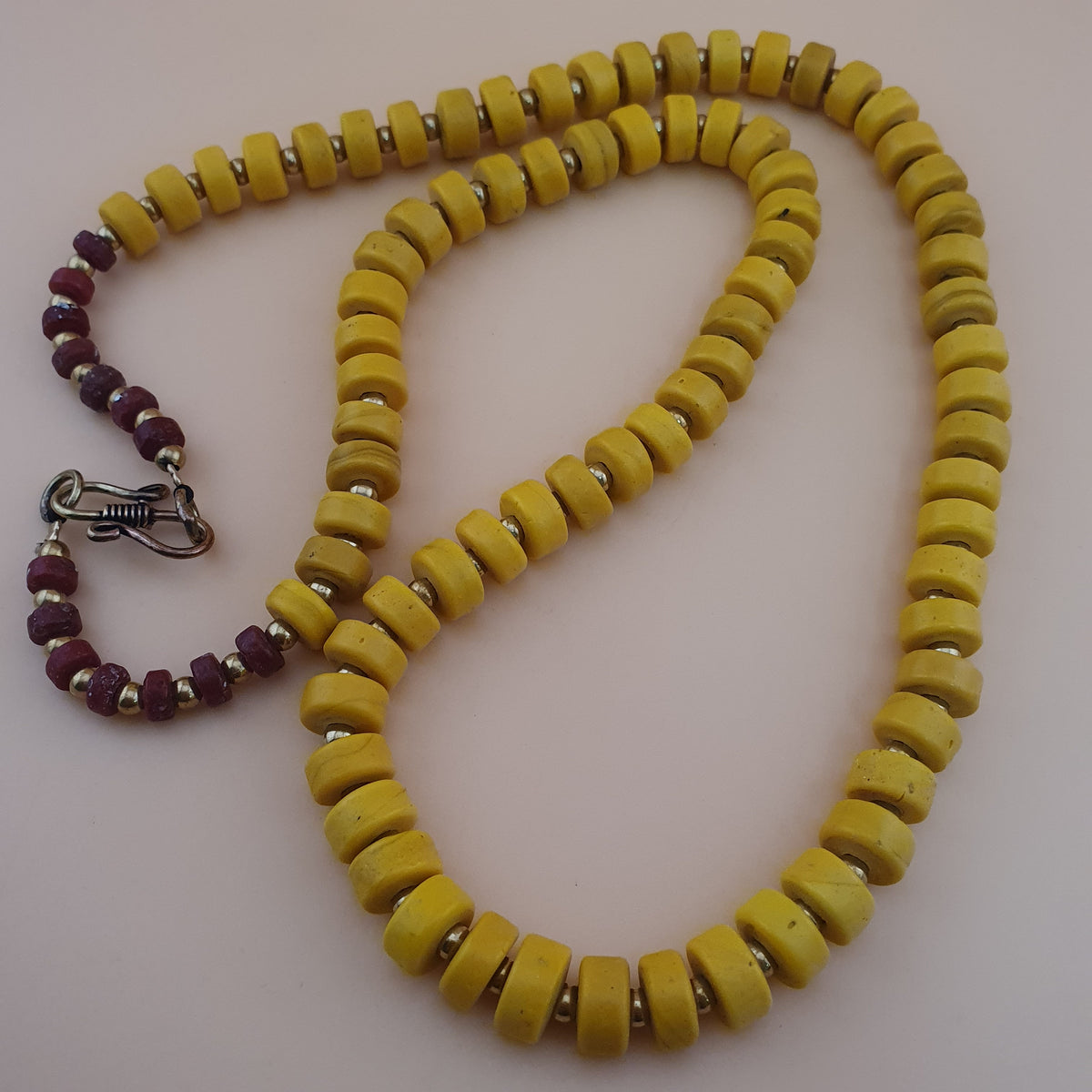 Collier de perles en verre de forme pneu jaune de style africain antique