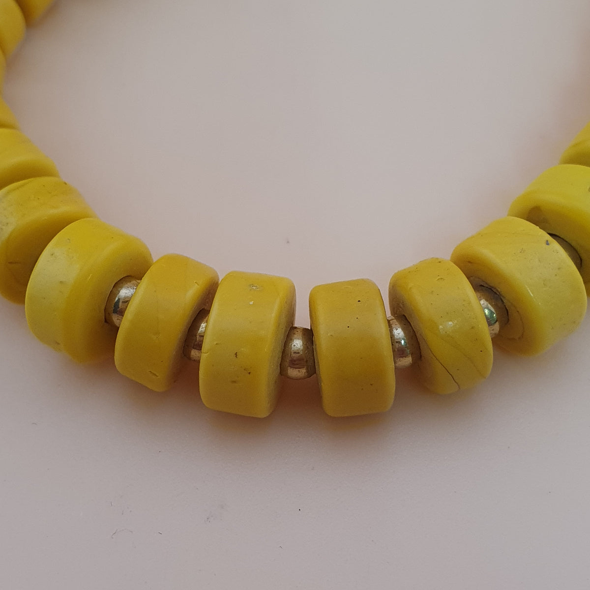 Collier de perles en verre de forme pneu jaune de style africain antique