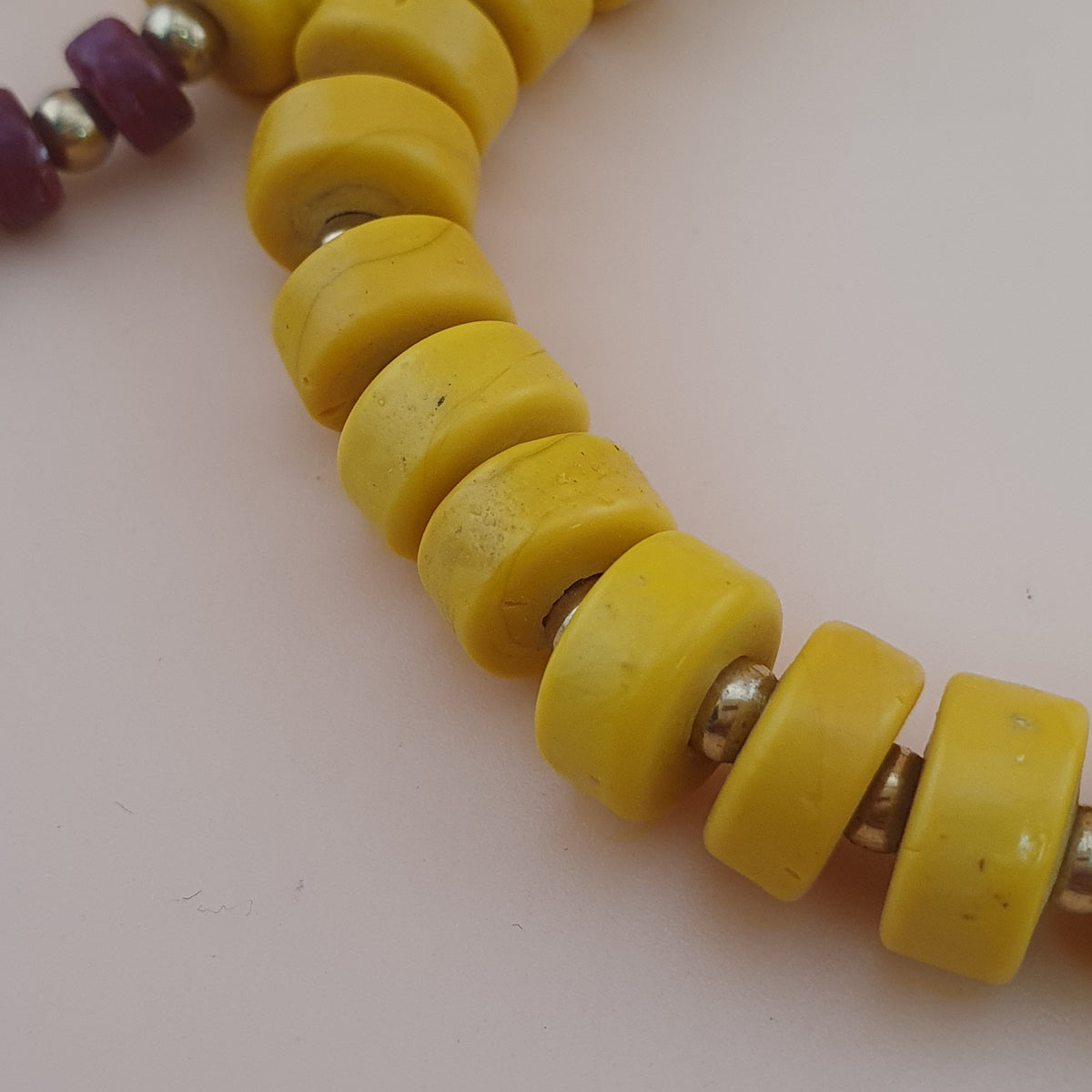 Collier de perles en verre de forme pneu jaune de style africain antique