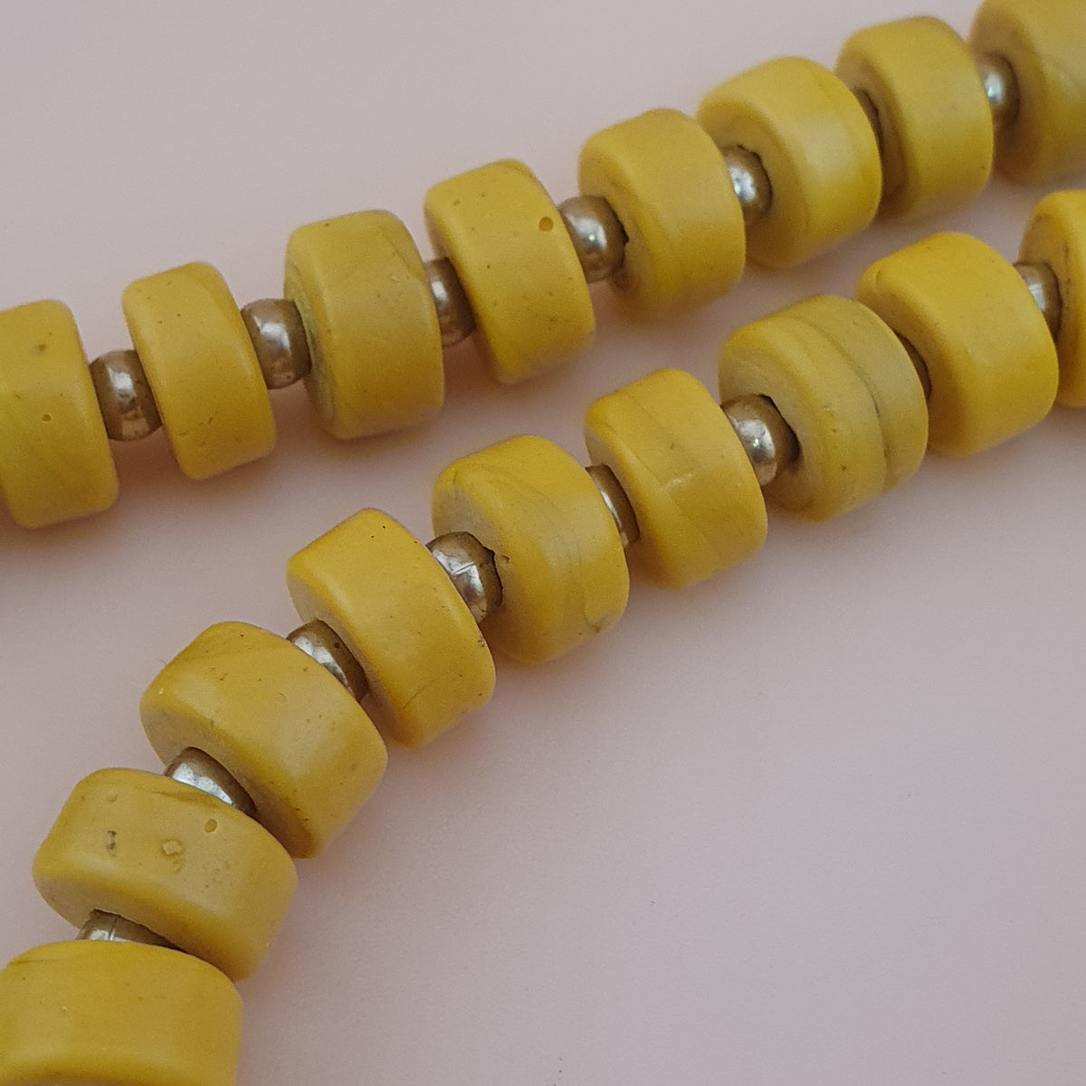 Collier de perles en verre de forme pneu jaune de style africain antique