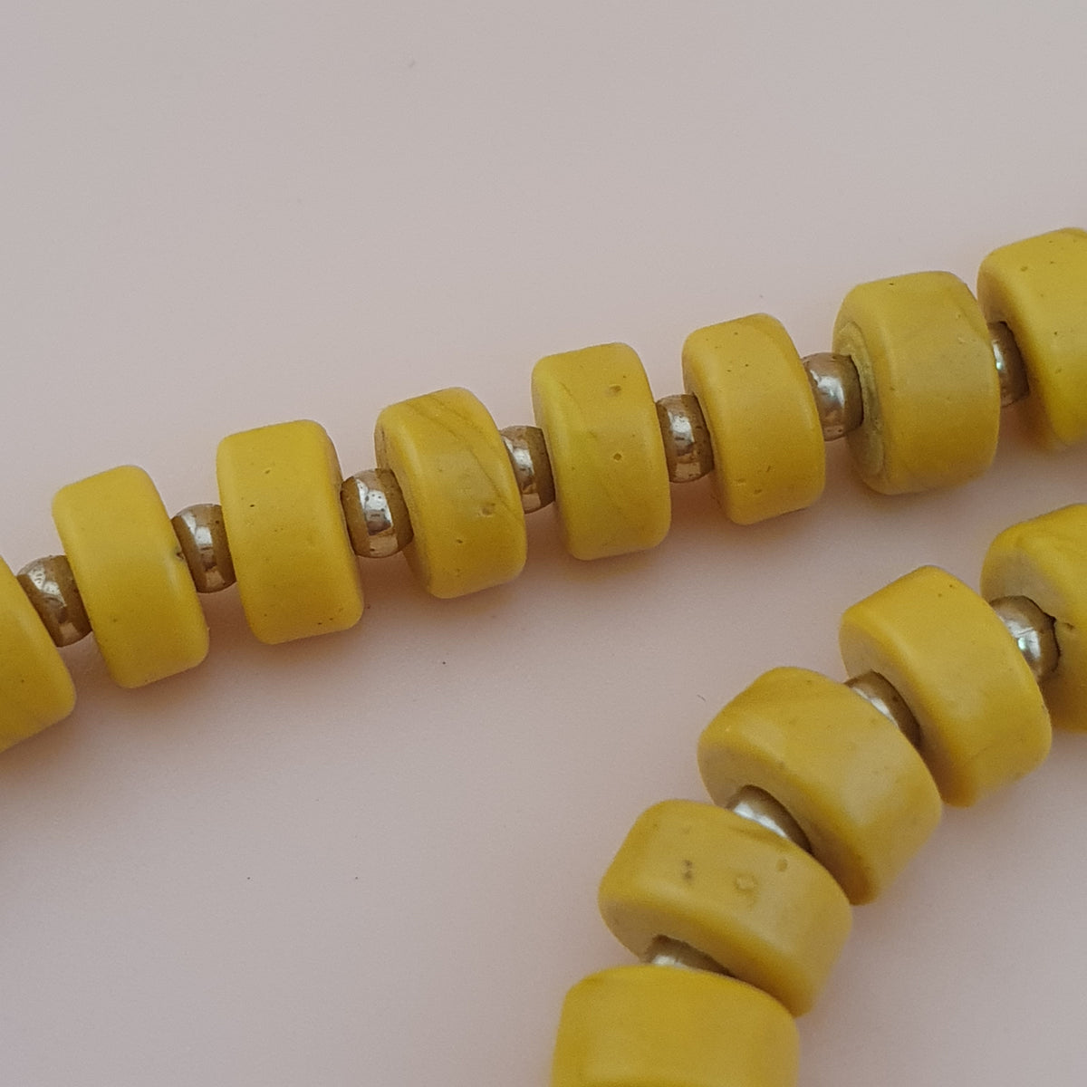 Collier de perles en verre de forme pneu jaune de style africain antique