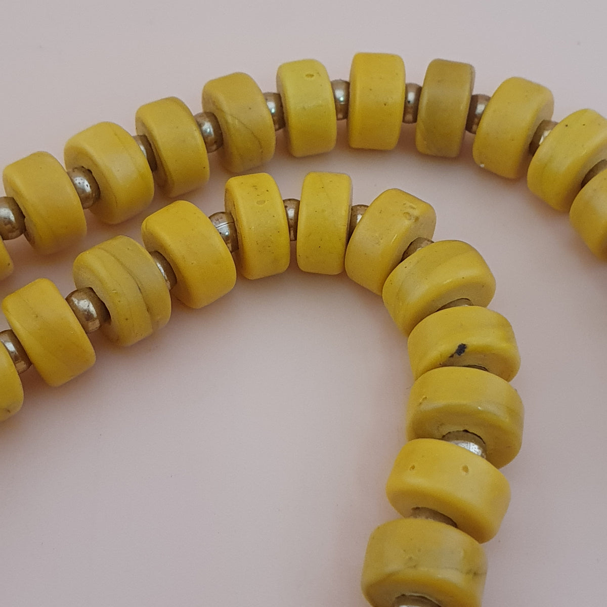 Collier de perles en verre de forme pneu jaune de style africain antique