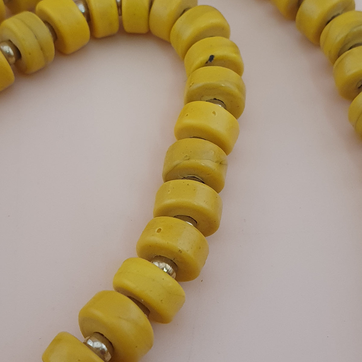Collier de perles en verre de forme pneu jaune de style africain antique