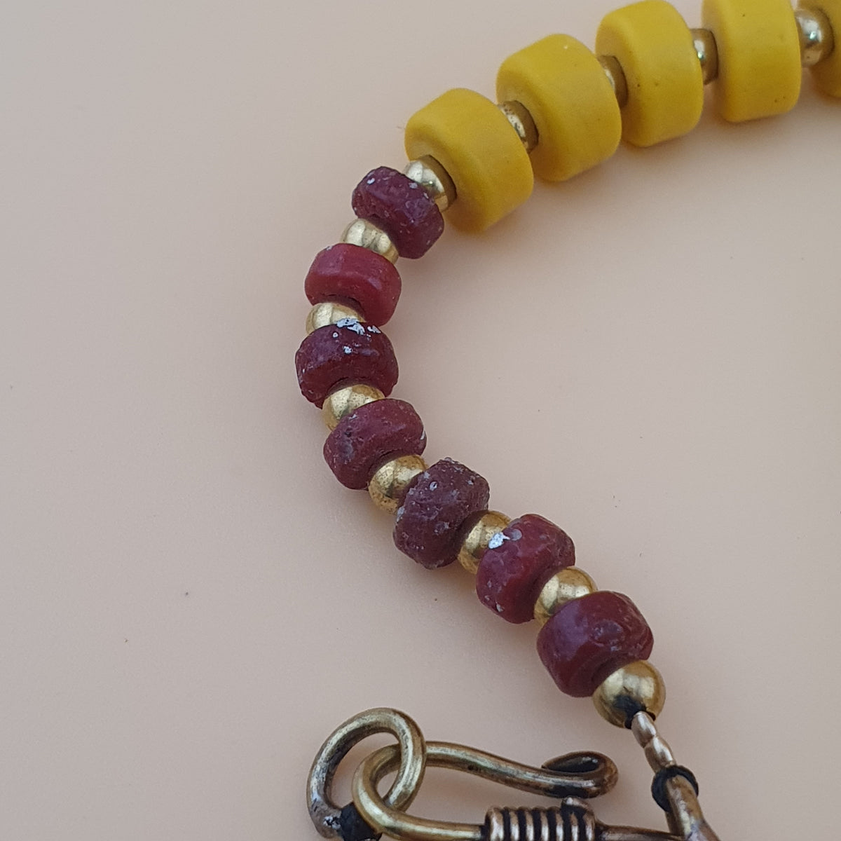 Collier de perles en verre de forme pneu jaune de style africain antique