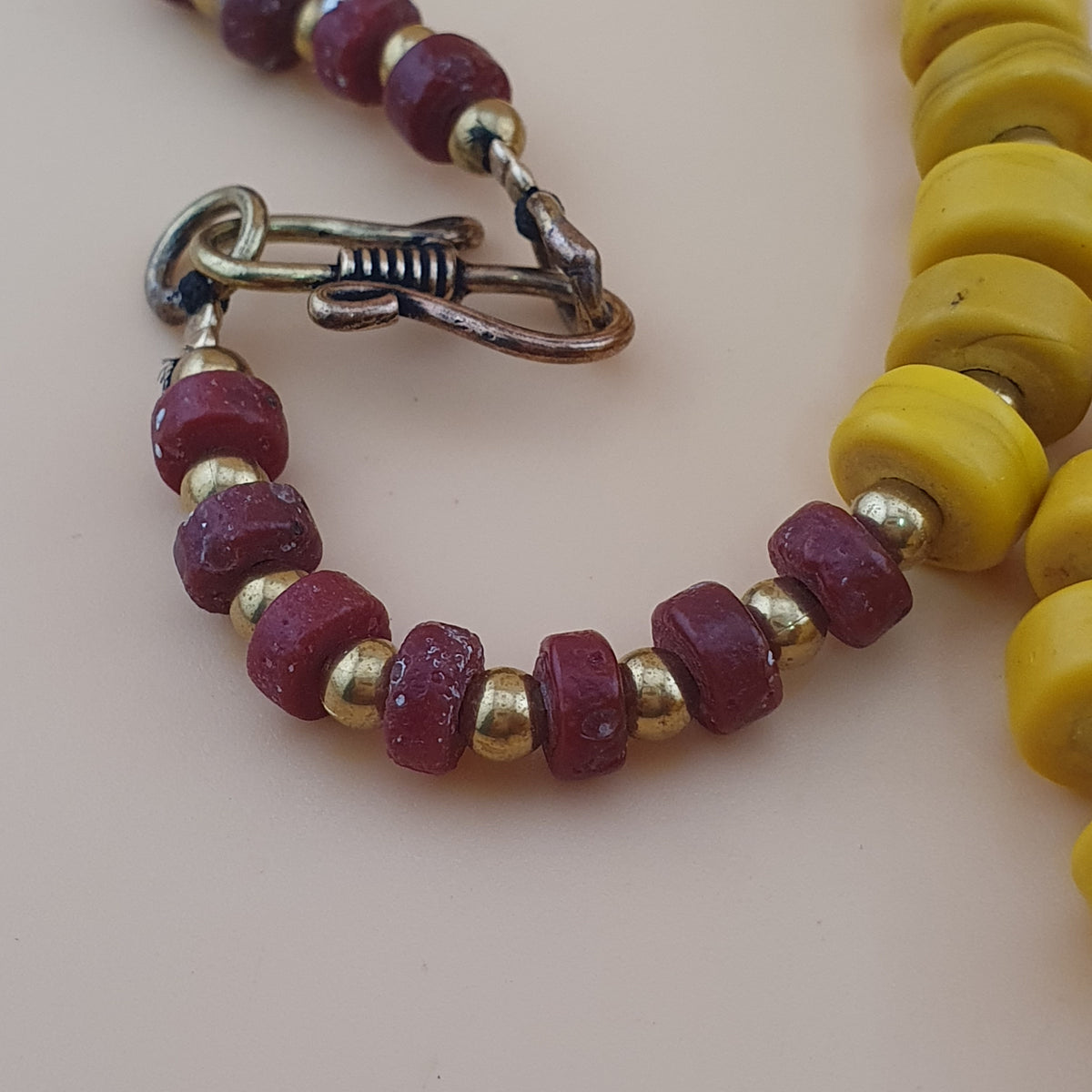 Collier de perles en verre de forme pneu jaune de style africain antique