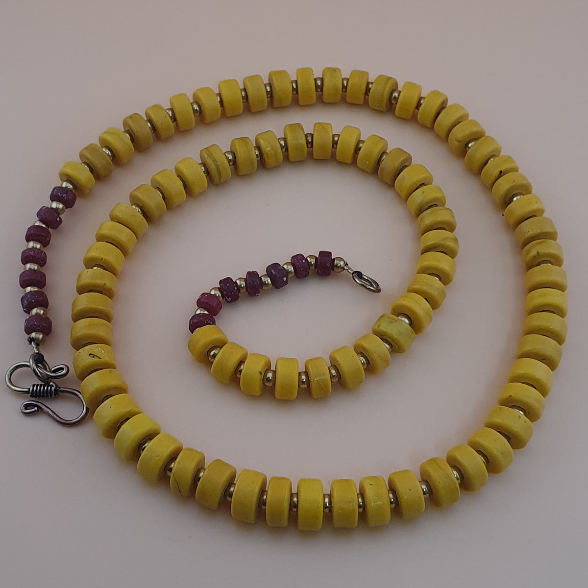 Collier de perles en verre de forme pneu jaune de style africain antique