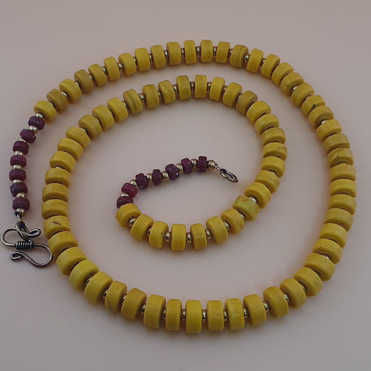 Collier de perles en verre de forme pneu jaune de style africain antique