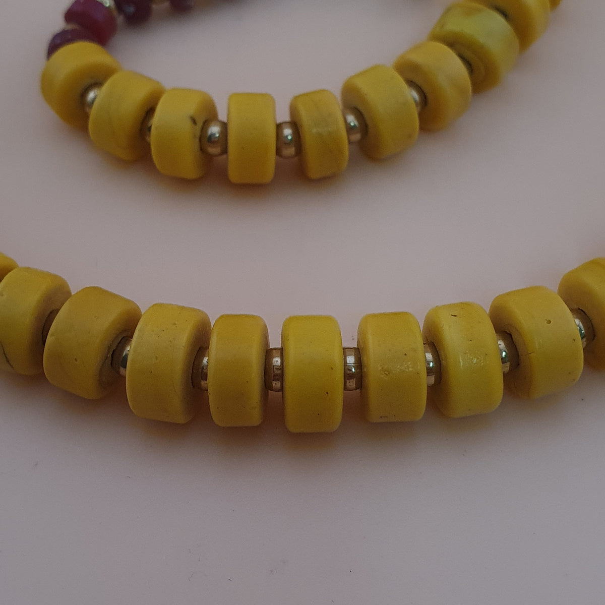 Collier de perles en verre de forme pneu jaune de style africain antique