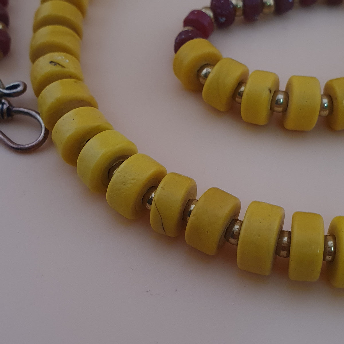 Collier de perles en verre de forme pneu jaune de style africain antique