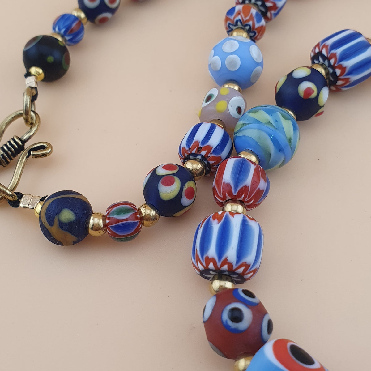 Collier en perles de verre mélangées de style vénitien vintage