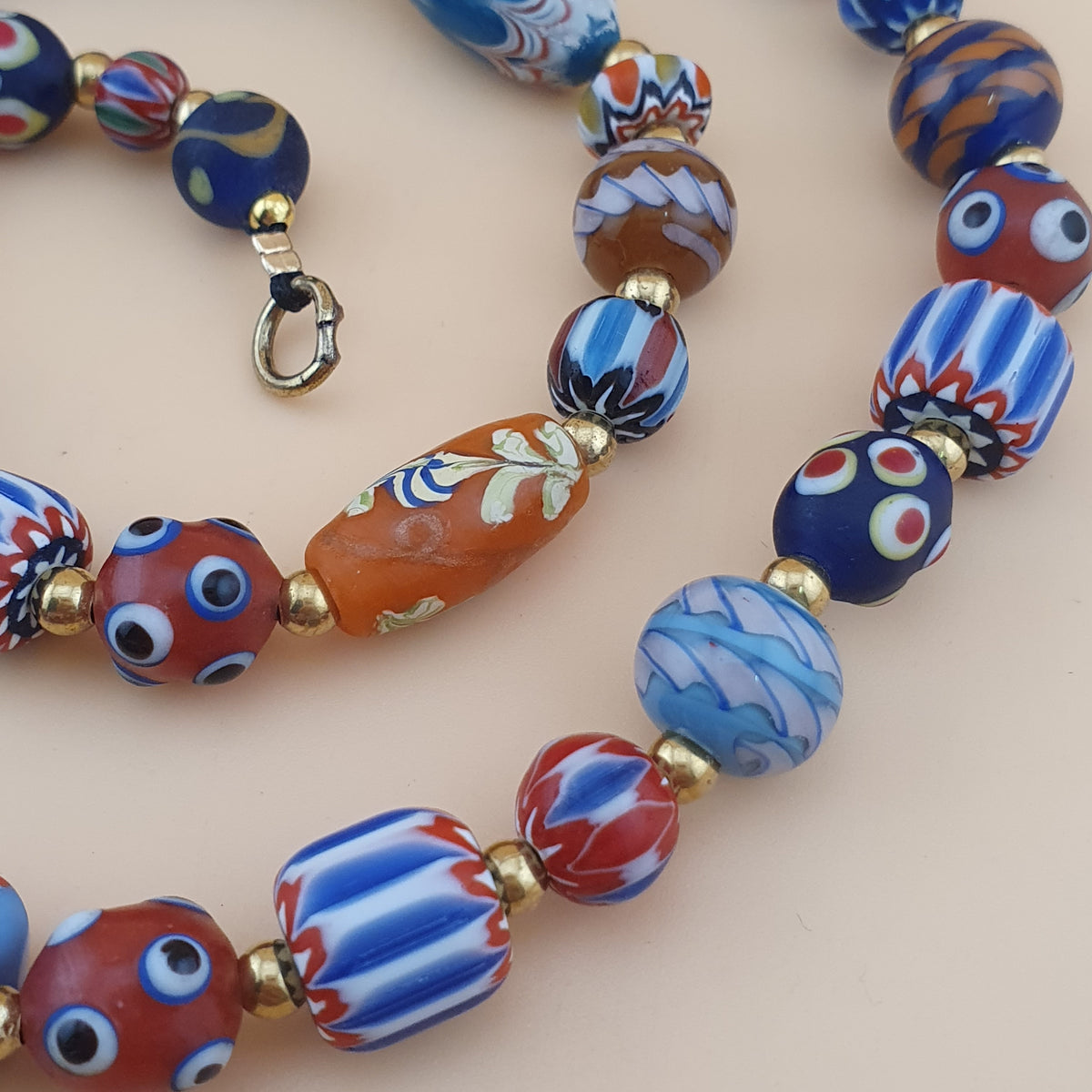 Collier en perles de verre mélangées de style vénitien vintage